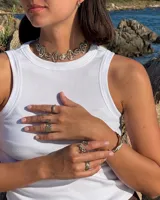 Pulsera de eslabones circulares con diseño orgánico y textura irregular, elaborada artesanalmente en metal con acabado dorado.