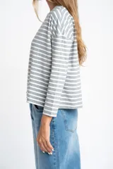 Remera de manga larga, corte al cuerpo, con cuello redondo. Presenta un patrón de rayas horizontales en color marrón óxido y azul marino.