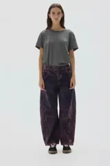 Remera de manga corta con efecto de lavado desgastado, cuello redondo y detalle de bordado en el pecho.