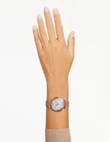 Reloj Swarovski Swiss Made, modelo Crystalline Wonder, con caja de acero inoxidable en tono oro rosa y esfera blanca plateada adornada con cristales. Brazalete metálico con acabado en tono oro rosa y números arábigos. Sumergible hasta 50m.