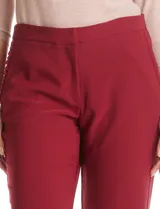 Pantalón de vestir corte slim color verde militar, con cierre frontal, bolsillos laterales con detalle plisado y bolsillos traseros tipo ojal.