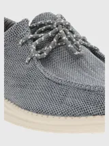 Alpargata Hush Puppies modelo Canyon, color gris con textura tejida. Presenta cordones decorativos y suela de EVA en color crema, diseñada con tecnología ZeroG para mayor ligereza y flexibilidad.