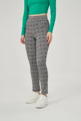 Calza larga negra con estampado de cuadros blancos.