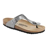 Sandalia Birkenstock modelo Gizeh, color plateado, con tira de dedo y hebilla lateral ajustable.
