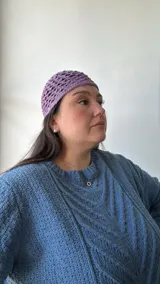 Gorro tipo bucket color lila, tejido al crochet con patrón de red.