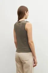 Musculosa verde oliva con cuello redondo y botones decorativos en los hombros.