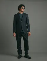 Pantalón de vestir de corte recto y línea limpia, sin pinzas. Confeccionado en una mezcla de poliéster y viscosa, presenta un diseño clásico y estructurado.