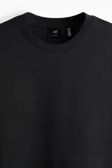 Remera negra de corte relajado, confeccionada con tejido liviano COOLMAX con cuello redondo y mangas cortas.