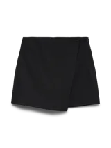 Pollera short de tiro alto y fit holgado, con diseño envolvente en la parte delantera y cierre lateral invisible.