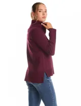 Buzo de punto color bordó con cuello volcado amplio y mangas largas. Presenta una costura central vertical en el frente y diseño con tajos laterales en el ruedo, siendo ligeramente más largo en la parte posterior.