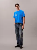 Remera de punto de algodón Calvin Klein, color azul, de corte regular, cuello redondo y manga corta. Cuenta con el logotipo de la marca estampado en el pecho derecho.