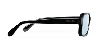 Lentes de sol cuadrados con ángulos redondeados, montura negra y lentes celestes polarizadas.