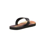 Ojotas (chancletas) con estampa de atardecer tropical en tonos naranjas, amarillos y marrones. Tienen tiras negras con el logo de Mormaii en naranja en una de ellas.
