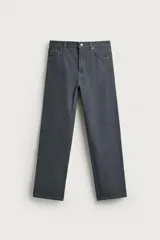 Jeans de corte straight fit, color gris oscuro, confeccionados en denim de algodón rígido, con diseño de cinco bolsillos y cierre frontal con cremallera y botón.