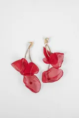 Caravanas colgantes con diseño de pétalos de tela roja traslúcida, unidos a una estructura metálica dorada con forma curva.