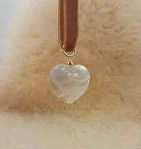 Gargantilla con dije de corazón facetado color borgoña y cinta de terciopelo al tono.