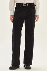 Cinturón de cuero gamuzado color camel, con diseño de tachas metálicas plateadas dispuestas en grupos triangulares y hebilla metálica labrada de estilo western.