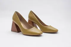 Zapato de cuero negro con taco geométrico de madera. Capellada, plantilla y forro 100% cuero. Taco de 8 cms.