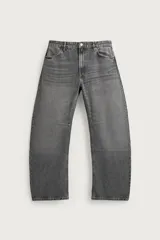 Jeans relaxed barrel fit de algodón, color gris con efecto lavado, tiro medio y corte amplio que se estrecha hacia el tobillo. Cuenta con cinco bolsillos, pinzas en las rodillas y cierre frontal con cremallera y botón.