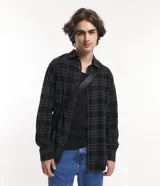 Camisa masculina de franela con estampado de cuadros, corte relaxed, cuello inglés, mangas largas y botones matizados.