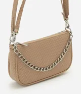 Cartera tipo shoulder baguette de tamaño pequeño, confeccionada en poliuretano con textura símil reptil. Presenta un diseño estructurado con cierre superior, correa larga ajustable y removible, y una cadena metálica decorativa en la parte frontal.