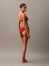 Bombacha de bikini roja de microfibra suave y elástica, con cintura elástica con logo de Calvin Klein.