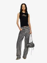 Bolso de hombro Diesel Scrunch-D, color gris oscuro metalizado, con diseño arrugado y logo "D" en la solapa delantera. Cuenta con cierre de cordón ajustable y correa de hombro regulable.