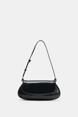 Bolso de hombro tipo baguette con acabado brillante, solapa frontal con cierre de botón imantado y asa ajustable.