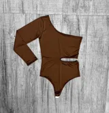 Body de microfibra con un hombro descubierto, manga larga y abertura en la cintura.