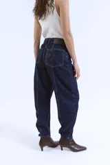 Jeans de mezclilla en tono azul oscuro, con corte recto y tiro alto.