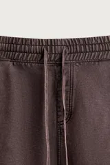 Bermuda jogger marrón de corte relajado, con efecto lavado, cintura elástica con cordón de ajuste y bolsillos laterales.