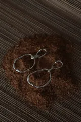 Aros colgantes plateados con forma irregular.