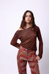 Top de microtul estampado con diseño a cuadros en tonos verde y azul, con escote asimétrico y mangas largas.