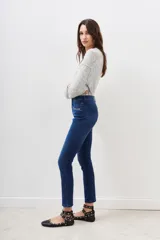 Jean de tiro medio y corte slim, confeccionado en denim azul con lavado localizado y apliques de hotfix en los bolsillos delanteros.