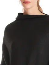Poncho asimétrico de tejido con lurex, con cuello recto y mangas japonesas con puños ajustados.