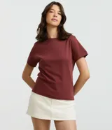 Remera básica de manga corta y cuello redondo en color verde militar, confeccionada en algodón sostenible.