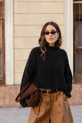 Buzo tejido en mohair de textura suave, con cuello a la base, corte crop y tajos laterales en el ruedo.