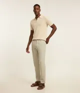 Pantalón masculino relaxed fit confeccionado en oxford de algodón, color beige, con trabillas en la cintura y cordón ajustable con lazo. Cuenta con bolsillos delanteros y traseros.
