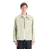 Campera color verde claro con cierre de botones a presión, cuello camisero y logo de New Balance bordado en el pecho. Corte recto y mangas largas.