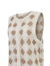 Chaleco sin mangas de crochet color crudo con diseño de rombos y detalles en tonos tostados, escote redondo y cierre frontal con botones.