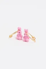 Aros de aro pequeño en color dorado con un dije colgante en forma de conejo de color blanco con acabado flocado.