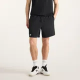 Short deportivo New Balance de hombre, modelo Tournament Short, en color negro con el logo de la marca en blanco. Cuenta con cintura elástica con cordón de ajuste interno y bolsillos laterales.