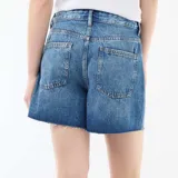 Short de jean tiro alto en color azul, con dobladillo deshilachado y cinco bolsillos clásicos.