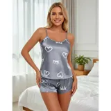 Conjunto de pijama de dos piezas compuesto por una musculosa de tirantes finos y un short, confeccionado en satén con acabado brillante. Presenta un estampado de corazones y figuras abstractas en color blanco sobre una base azul marino.