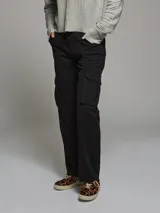 Pantalón cargo color beige, de corte recto y tiro alto, con bolsillos laterales con solapa y bolsillos traseros.