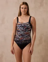 Malla enteriza de lycra estampada con animal print en tonos grises, marrones y negros. Tiene escote cuadrado, breteles anchos negros y copas armadas con sujetador interno.