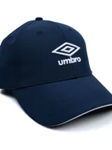 Gorro tipo gorra con visera de la marca Umbro, color negro con el logo bordado en blanco en el frente.