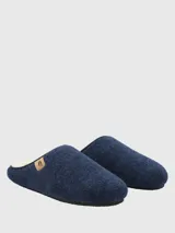 Pantuflas de fieltro color azul marino, con diseño tipo sueco, interior forrado en corderito sintético y suela plana.