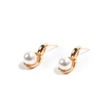 Aros colgantes dorados con perlas blancas.