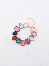 Collar de cadena dorada con dijes de piedras facetadas en colores variados, incluyendo rosa, turquesa, rojo y azul.